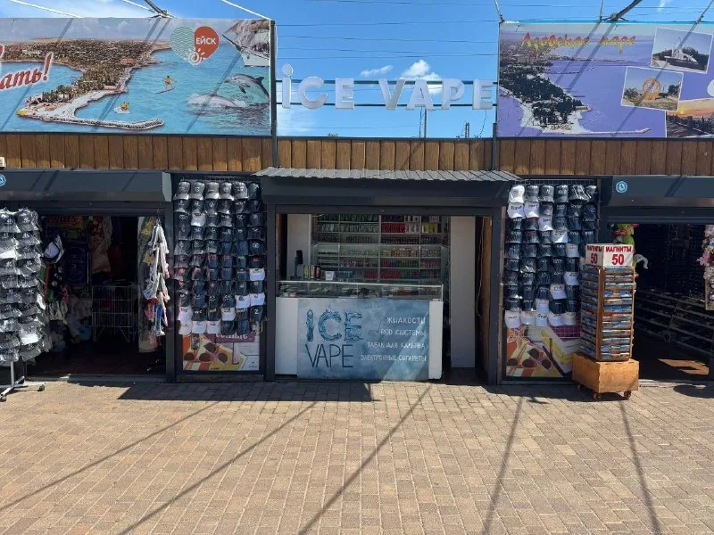 Магазин ICE VAPE: витрина с жидкостями, POD-системами и кальянной продукцией